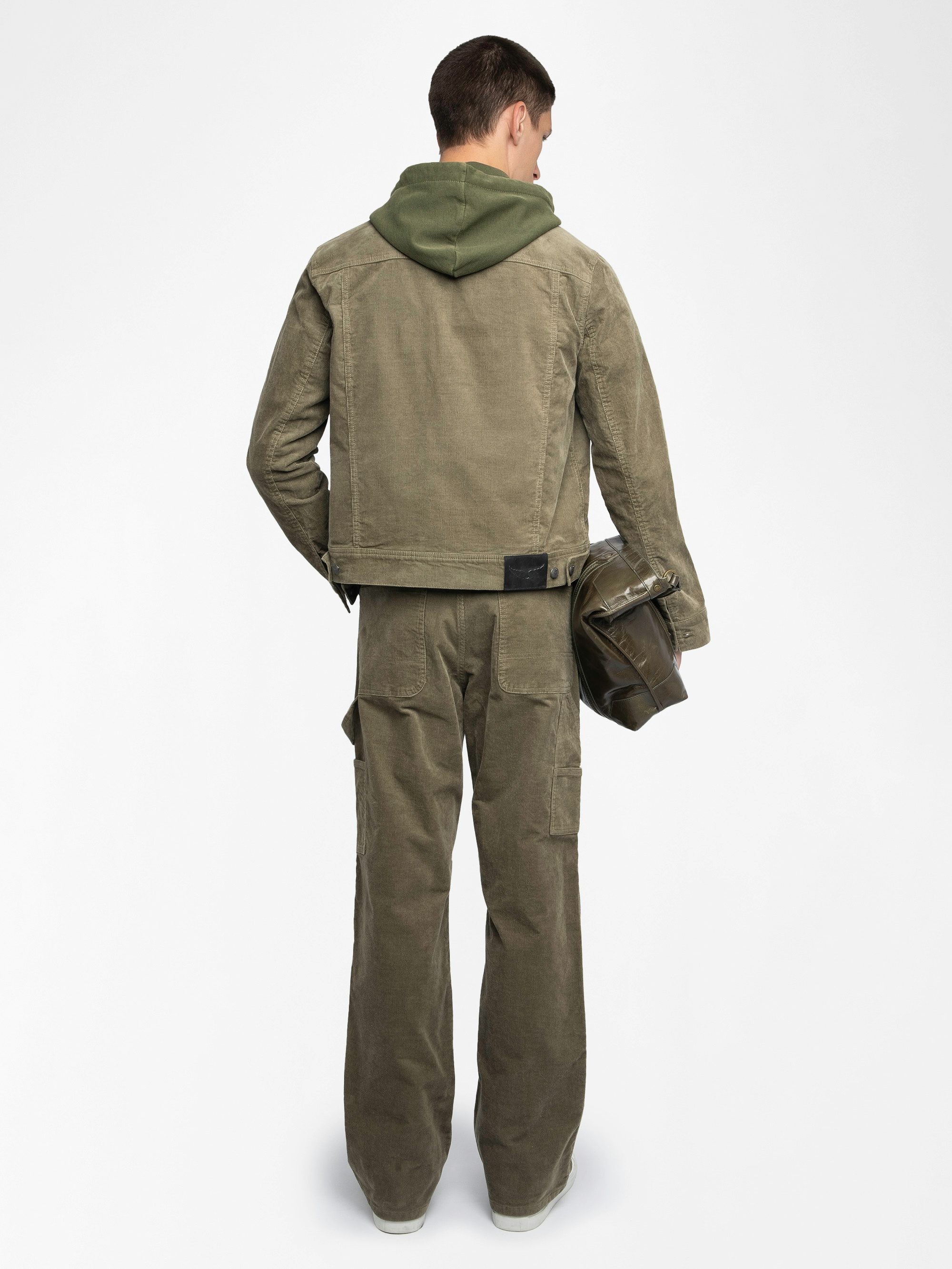 Bases Velvet Jacket - Velvet jacket, long sleeves with button closure and wing embroidery on the back.